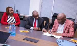Governor Irungu Kang'ata Signing IPA on School Feeding Programme.